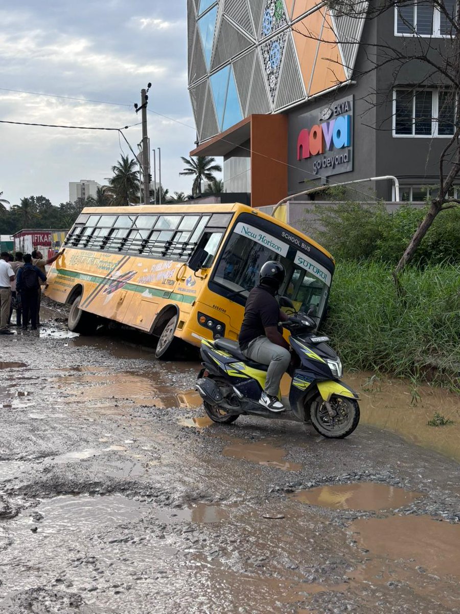 SenthilVeppur's tweet photo. @BbmpEast @MALimbavali @CMofKarnataka This is how bad the roads are in Panathur and Balagere, just 3Kms from ORR and Kundalahalli. Imagine the plight of kids going to school everyday and pregnant ladies traveling on these broken roads. #WeNeedChange #NoMoreBrokenRoads https://t.co/nE3Qg9jky7