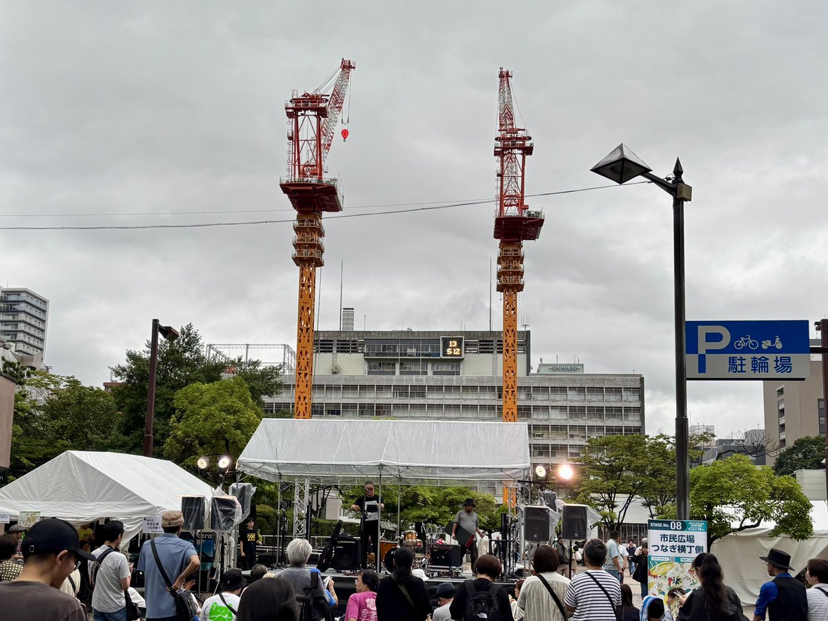 KentaSendai's tweet photo. 仙台市役所 工事現場を背景に音楽ステージ。
#定禅寺ジャズフェス #JSJF
#定禅寺ストリートジャズフェスティバル
#ラン #マラソン #仙台市役所 #建築
.@jozenji_stjzfst https://t.co/N1YT4EVE0f