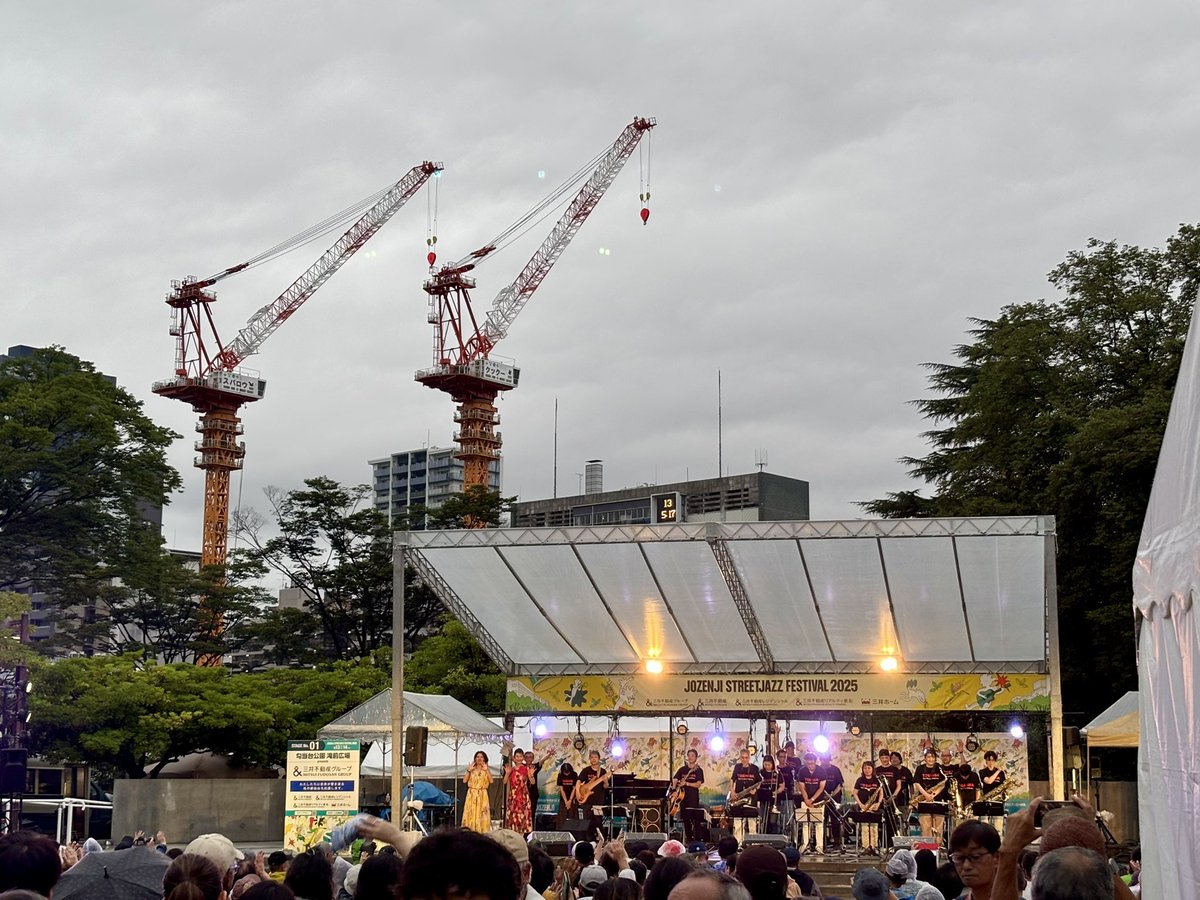 KentaSendai's tweet photo. 仙台市役所 工事現場を背景に音楽ステージ。
#定禅寺ジャズフェス #JSJF
#定禅寺ストリートジャズフェスティバル
#ラン #マラソン #仙台市役所 #建築
.@jozenji_stjzfst https://t.co/N1YT4EVE0f