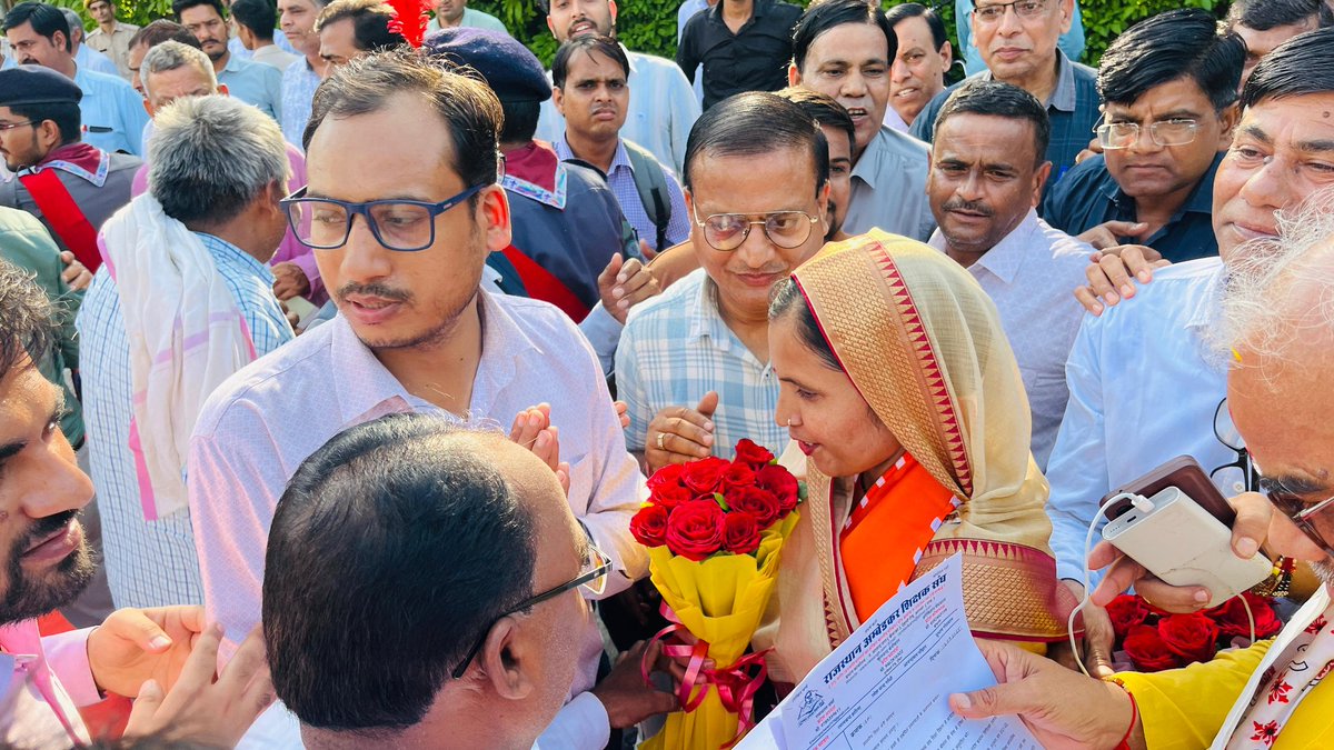 कंप्यूटर अनुदेशक संघ (@casrajasthan) on Twitter photo आज अलवर मे अलवर जिला प्रभारी सुमित शर्मा के द्वारा माननीय शिक्षा मंत्री महोदय को ज्ञापन दिया गया 🙏🙏
<a href="/CASudaipur/">कंप्यूटर अनुदेशक संघ उदयपुर</a> <a href="/casrajasthan/">कंप्यूटर अनुदेशक संघ</a> आज अलवर मे अलवर जिला प्रभारी सुमित शर्मा के द्वारा माननीय शिक्षा मंत्री महोदय को ज्ञापन दिया गया 🙏🙏
<a href="/CASudaipur/">कंप्यूटर अनुदेशक संघ उदयपुर</a> <a href="/casrajasthan/">कंप्यूटर अनुदेशक संघ</a>