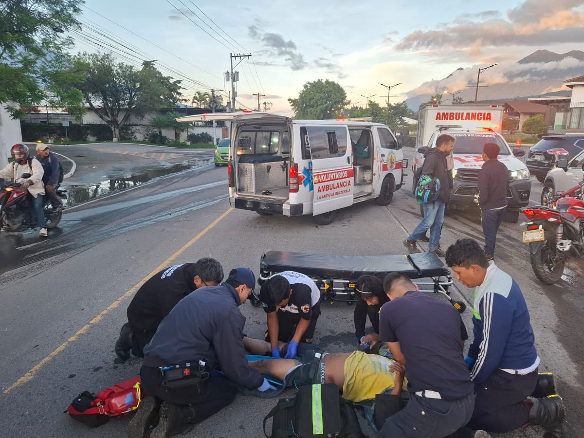 #LoÚltimo 🚨
#AntiguaGuatemala 

Un motorista fue atropellado frente al centro comercial Telares en Antigua Guatemala y trasladado por Bomberos Voluntarios en la unidad 199 hacia un centro asistencial.