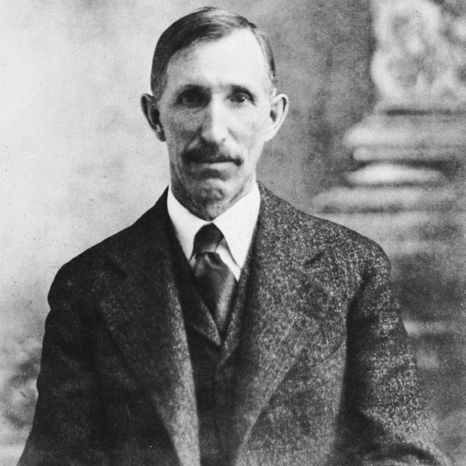 Elias Disney was a Canadian farmer, fiddler and teacher.
Through his life, he supported socialism and unions.
But he is most famous for being the father to Walt.
This is the story of Walt Disney's Canadian father Elias.

🧵 1/7