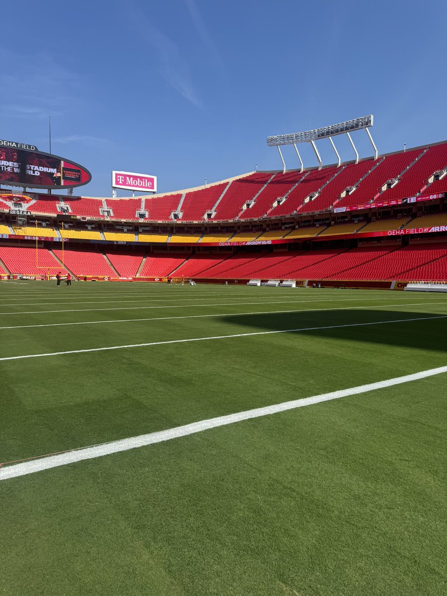 AWick5's tweet image. A little fun behind the scenes before the home opener. #ChiefsKingdom #geha #arrowhead