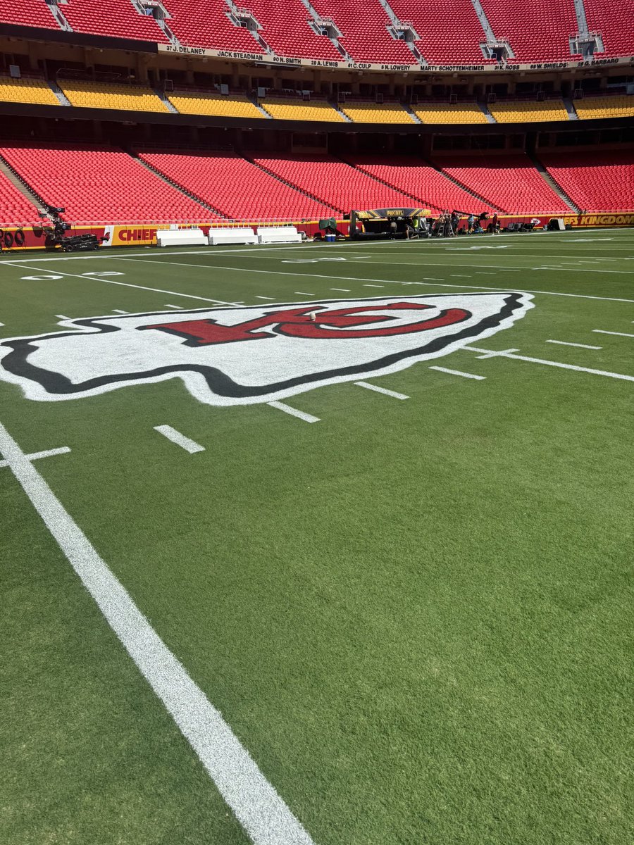 AWick5's tweet image. A little fun behind the scenes before the home opener. #ChiefsKingdom #geha #arrowhead