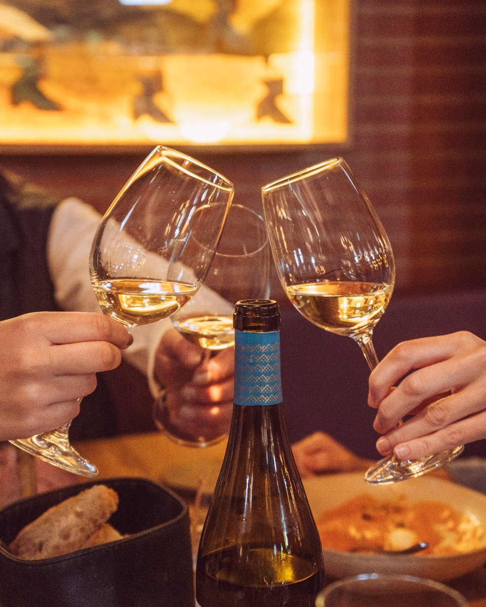 🍷 ¡Siempre hay motivos para brindar!
¿Cuál es el tuyo? ✨ ¡Chinchín!

#bodegapirineos #aragon #somontano #vinosdelsomontano #dosomontano #turismosomontano #territoriopirineos #vinoblanco