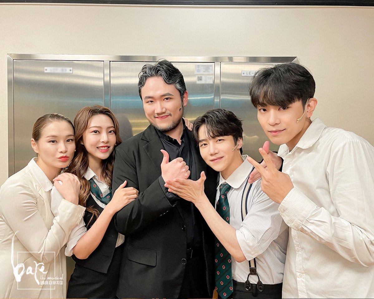 #베어더뮤지컬

🪑 마지막 공연 단체 사진 공개

#진호(펜타곤) #김재한 #남가현 #배수정 #유세선 
마지막 공연의 단체사진을 공개합니다🧸

𝟏𝟎𝐭𝐡 𝐚𝐧𝐧𝐢𝐯𝐞𝐫𝐬𝐚𝐫𝐲
𝐛𝐚𝐫𝐞 𝐭𝐡𝐞 𝐦𝐮𝐬𝐢𝐜𝐚𝐥🪑

2025.6.3 - 9.14
#두산아트센터 #연강홀