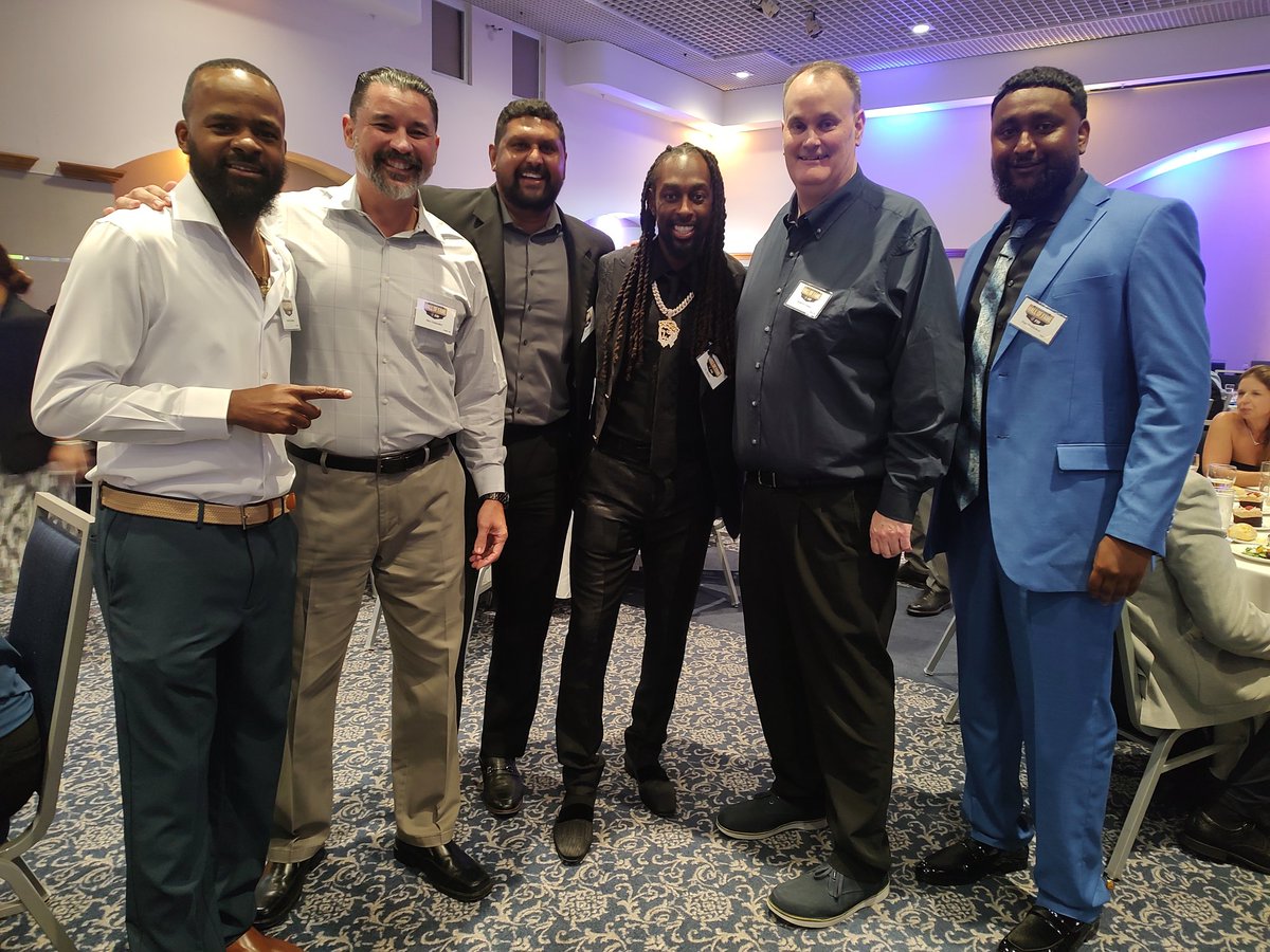 Alex_Gonzalez29's tweet photo. It was an honor taking part in @TYHilton13 induction in @FIUAthletics Hall of Fame. Well deserved honor for one of the best to do it. 👏 https://t.co/AlPqAfH637