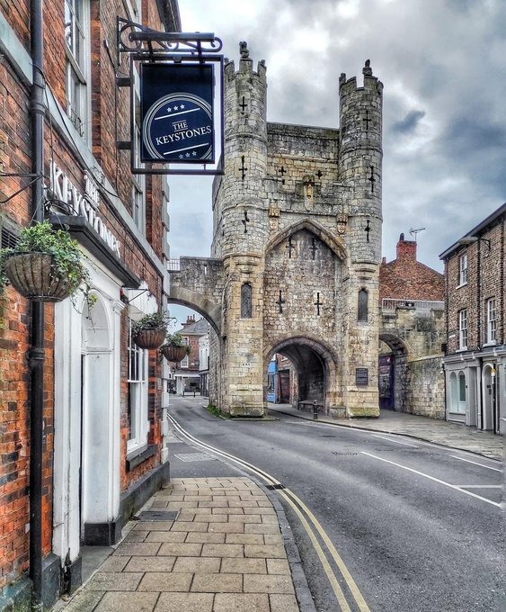 GPics's tweet image. 🏰 Monk Bar
📍York, England

The tallest of York’s four medieval gateways, Monk Bar was built in the 14th century as both a defensive stronghold and royal strongroom

Still part of the city walls today, it towers proudly as a reminder of York’s fortified past ✨