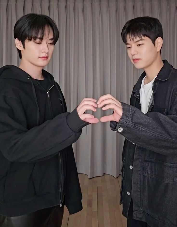 Lee_2Miniverse's tweet image. Some people say that Lee Know and Seungmin hate each other, but if you took the time to get to know them, you would see that this is not true.

A thread with moments that show how 2min cares for each other 🤍💛

#LeeKnow #Seungmin #2min #승밍 #밍승