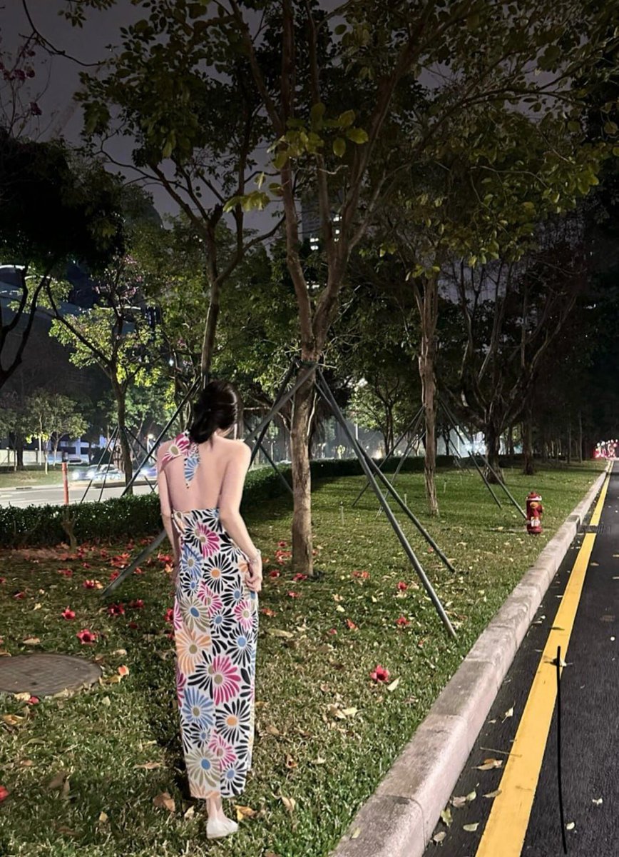 木の下で夜空を仰ぎ見て、星々の光が大地に散りばめられ、夜風が優しく吹き抜ける。静かで美しい。🌙✨心と体がリラックスし、まるで世界と一体になったような気分。🍃💫