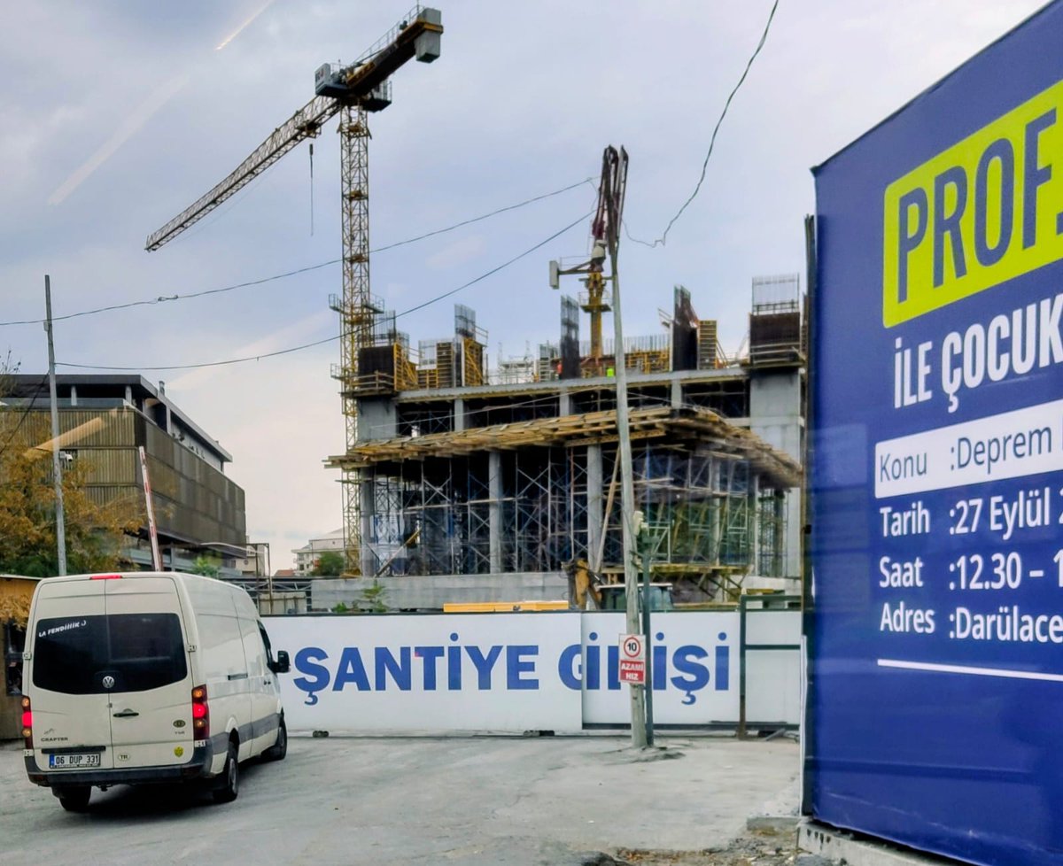 guventurks's tweet image. Şişli'deki devasa Prof. Naci Görür reklamlarının arkasında, ilki 2016'da arkitera.com/?p=7522 Hayri İnönü döneminden, diğeri 2024'ten beri is.gd/XzLBsn CHP'li yönetimler tarafından engellenen Taşyapı'nın "Mega" projeleri var. Şişli Belediyesi'ne kayyım atanana kadar…