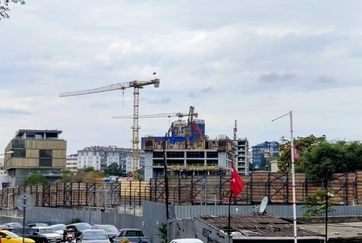 guventurks's tweet image. Şişli'deki devasa Prof. Naci Görür reklamlarının arkasında, ilki 2016'da arkitera.com/?p=7522 Hayri İnönü döneminden, diğeri 2024'ten beri is.gd/XzLBsn CHP'li yönetimler tarafından engellenen Taşyapı'nın "Mega" projeleri var. Şişli Belediyesi'ne kayyım atanana kadar…