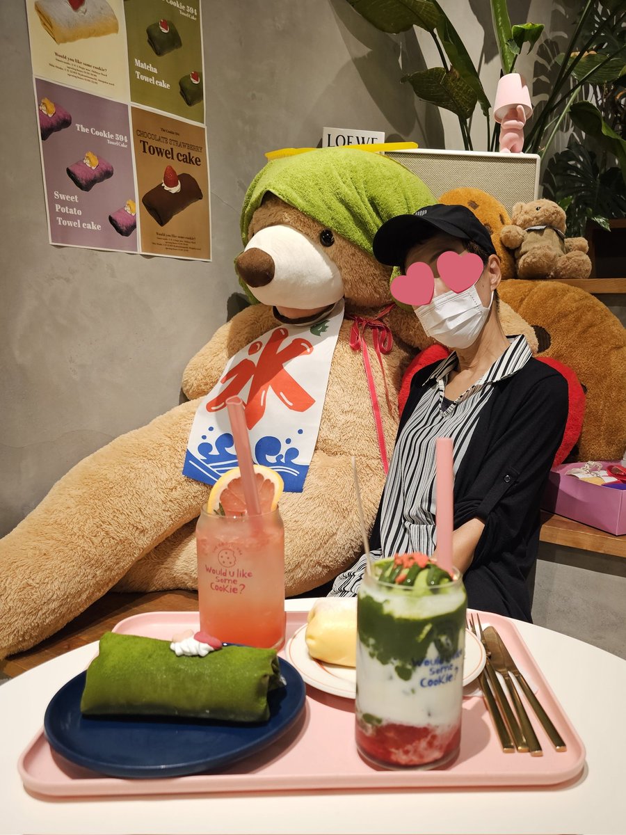 新宿のすぐお隣りは新大久保‼
韓国映画観たあとは、新大久保で韓国グルメや推し活巡りしてきました🎵
今回は息子が教えてくれた『THE COOKIE 594 新大久保店』でタオルケーキ抹茶、マンゴー、ピンクグレープフルーツエード、抹茶ストロベリーラテ🥤
とっても映えるスイーツと店内を堪能しました❤️