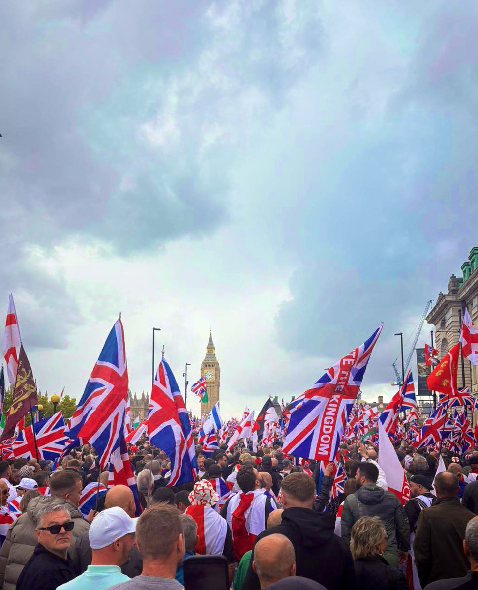 Absolute Scenes 🏴󠁧󠁢󠁥󠁮󠁧󠁿🇬🇧

#Peaceful #Determined #Strong  

#UniteTheKingdom #London #England