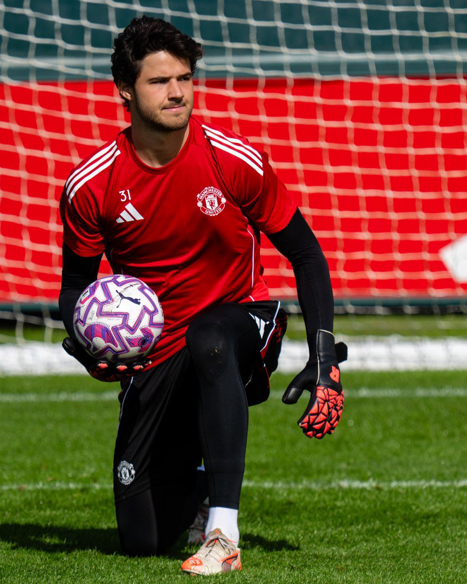 StretfordPaddck's tweet image. 🚨📸 Our first look at Senne Lammens in training! 🧤

#MUFC