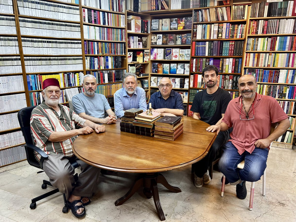 İstanbul'da bulunan sahaf dernekleri temsilcileri olarak bir araya geldik; geçmişle gelecek arasında bir kültür köprüsü olan mesleğimizi kamu yararına nasıl geliştirebiliriz, kültür eserlerimizin korunmasında nasıl katkıda bulunabiliriz gibi mevzuları tartıştık. 
📚📕🌷💕📚