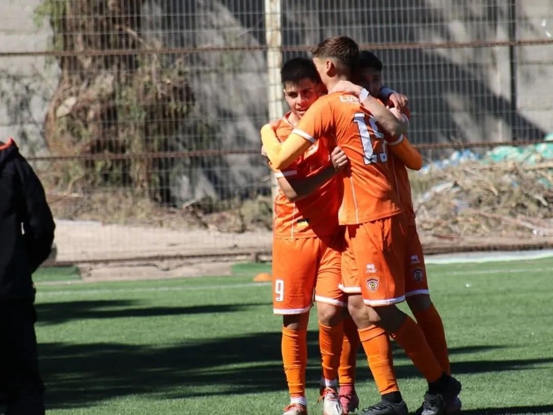 radiosolycobre's tweet photo. ¡¡¡ GRAN TRIUNFO DE VISITA 🔥DE COBRELOA SUB20  🦊 !!!!! 

🏆 Campeonato Regional Formativo
      2025
      Fase Regular Clausura / Sub-20
      Fecha-8
San Marcos de Arica 0-1 Cobreloa 
🏟️ Complejo Valle Nuevo
🗓️ 12-09-2025

Gol Naranja:
⚽ Cristopher Fredes https://t.co/ESvCucteRI