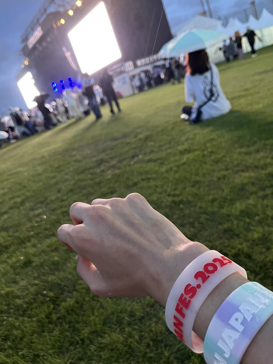 ロッキン行ってきた！
雨降ったり止んだり大変だったけど楽しかったb