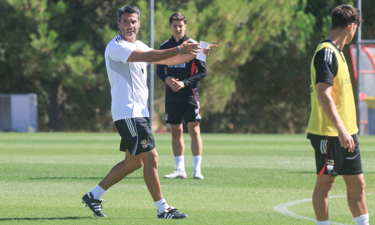 CabineSport's tweet image. 🚨 Nélson Veríssimo, treinador do Benfica B, assume a responsabilidade: "Não estou a passar a responsabilidade aos jogadores, a responsabilidade é minha, porque sou eu que os treino"

"Coletivamente fizemos um bom jogo. Depois o jogo acaba por ser definido pela menor eficácia que…