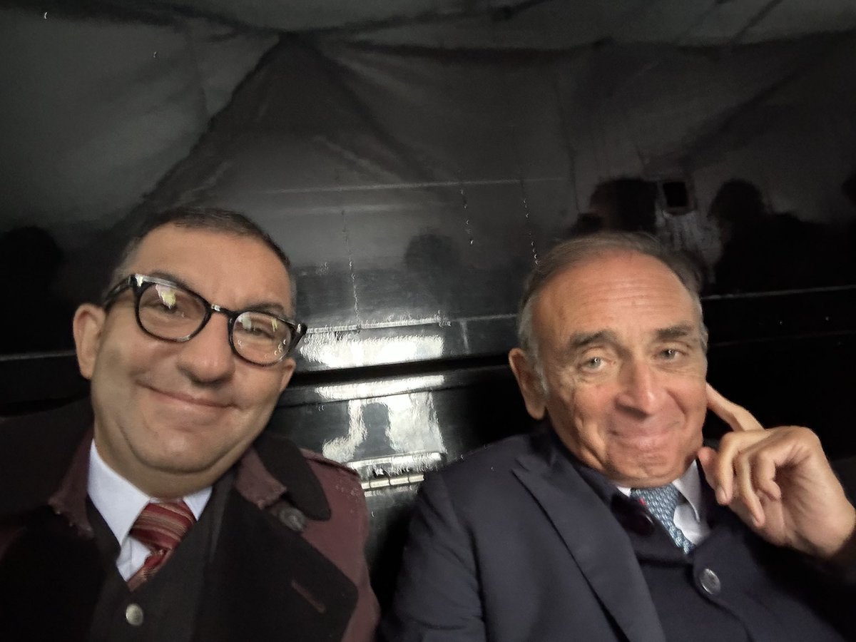 Bonjour à tous, ⁦<a href="/JeanMessiha/">Jean MESSIHA</a>⁩ est en déplacement avec ⁦<a href="/ZemmourEric/">Eric Zemmour</a>⁩ en Angleterre 🏴󠁧󠁢󠁥󠁮󠁧󠁿 et il a eu la gentillesse de m’envoyer un petit selfi que je partage avec vous, ⁦<a href="/Reconquete_off/">RECONQUÊTE !</a>⁩ est dignement représenté outre Manche.        #LeCourageDeLaVérité 💙🤍❤️‍🔥