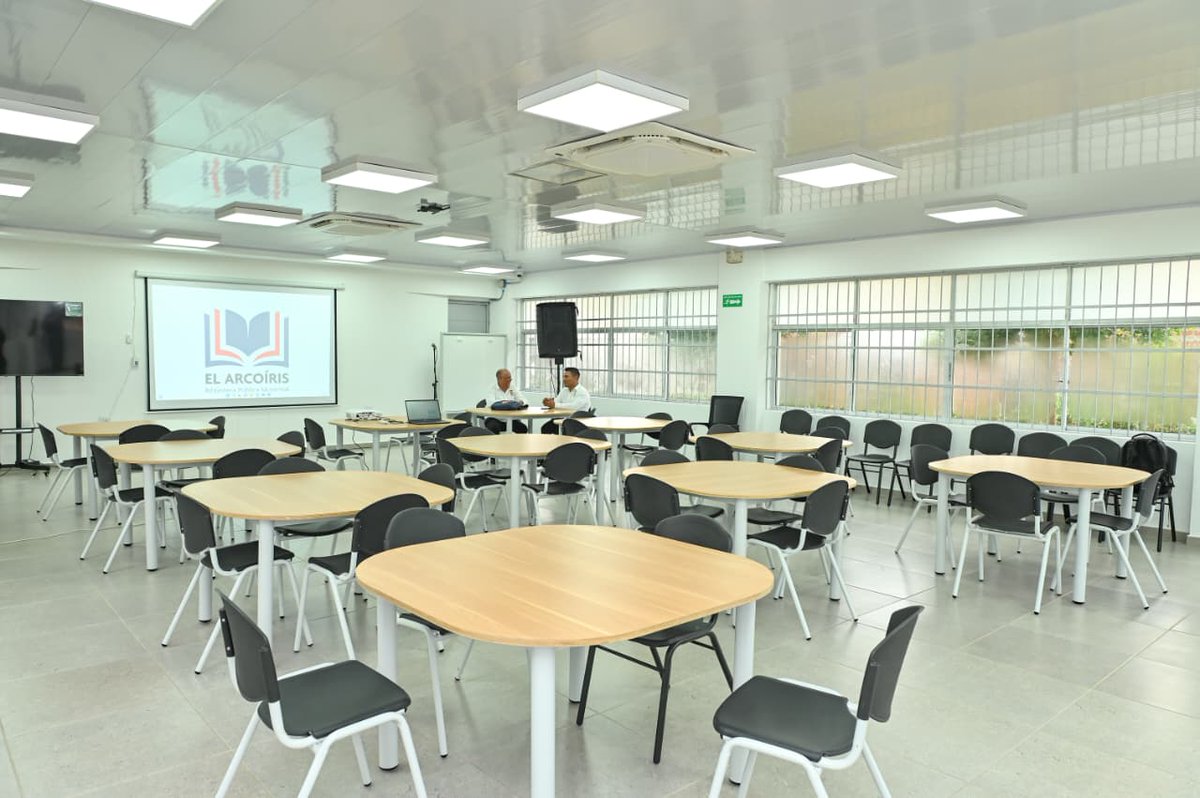“No nos cabe en el corazón el egoísmo. Las obras son de la comunidad”: Ernesto Orozco en inauguración de la Biblioteca Pública El Arco Iris

😍Mira cómo fue nuestra llegada a la Urbanización Rafael Escalona 
valledupar-cesar.gov.co/NuestraAlcaldi…