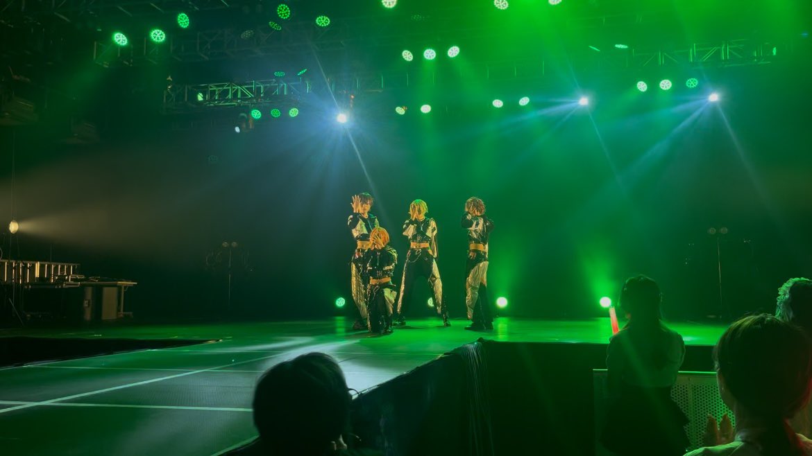 arochannn's tweet photo. モードディー日和☀️❇️
ひいちゃん製の素敵ギラッギラ衣装で踊ってきましためちゃ頑張った!!めちゃ可愛かった❤️🔥❤️🔥❤️🔥照明もバチバチで本当に楽しかったですありがとうございました!!
感想頂けるとニコニコします☺️☺️☺️
#DBREAK
#あつコス #あつコス05 #コスミート https://t.co/fd3SFJdWZo