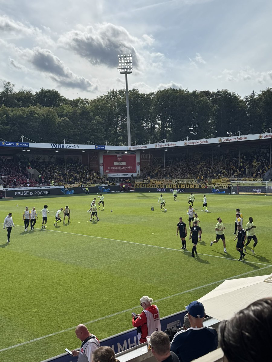 #BVB-Fans mit klarer Meinung zum umstrittenen Auswärtstrikot:

„Schwarzgelbe Trikots, wir wollen schwarzgelbe Trikots, wir wollen schwarzgelbe Trikots!“, hallt es aus dem Gästeblock. #FCHBVB