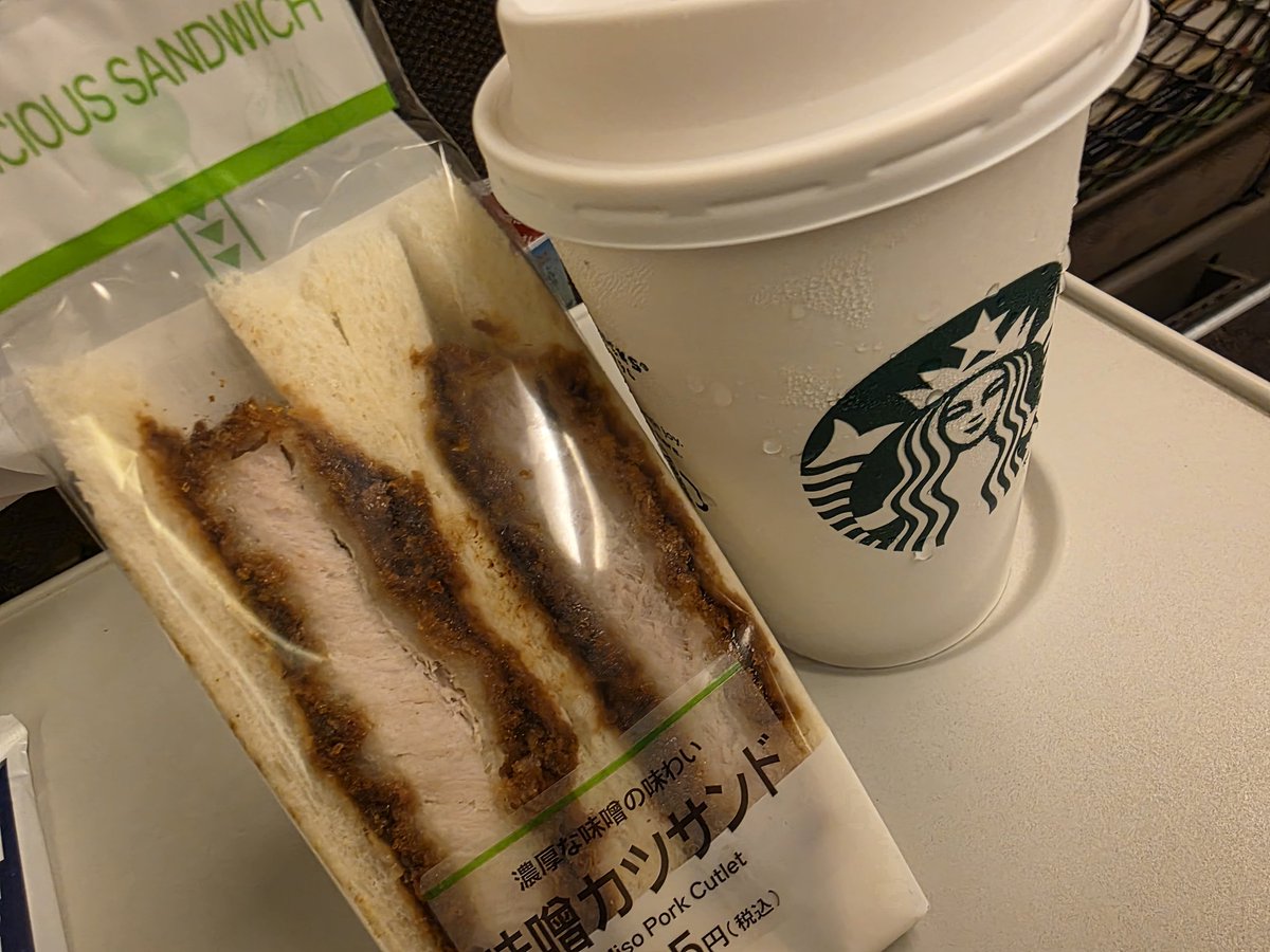 mogg999's tweet photo. 初日お疲れ様でした～☺
くっそ久しぶりのライブがまさかの対バンライブで楽しすぎた😍
お会いしたかった方々も来週の楽しみにとっときます♥️ASCAさんは曲未学習なのでどなたかライブ歌いそうだって曲何曲か教えてください…🙇

#JCYT2025 https://t.co/IBKhy0cb5p
