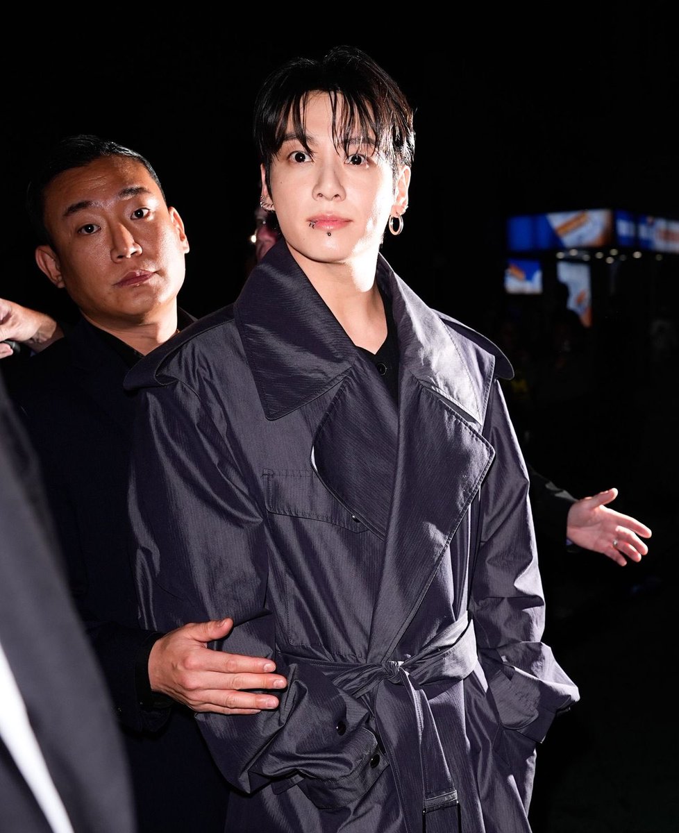 vintagefur08's tweet image. This pic is giving wide-eyed Vampire Fledgling JK with unimpressed Coven Nanny Manager-nim 🤭🤭