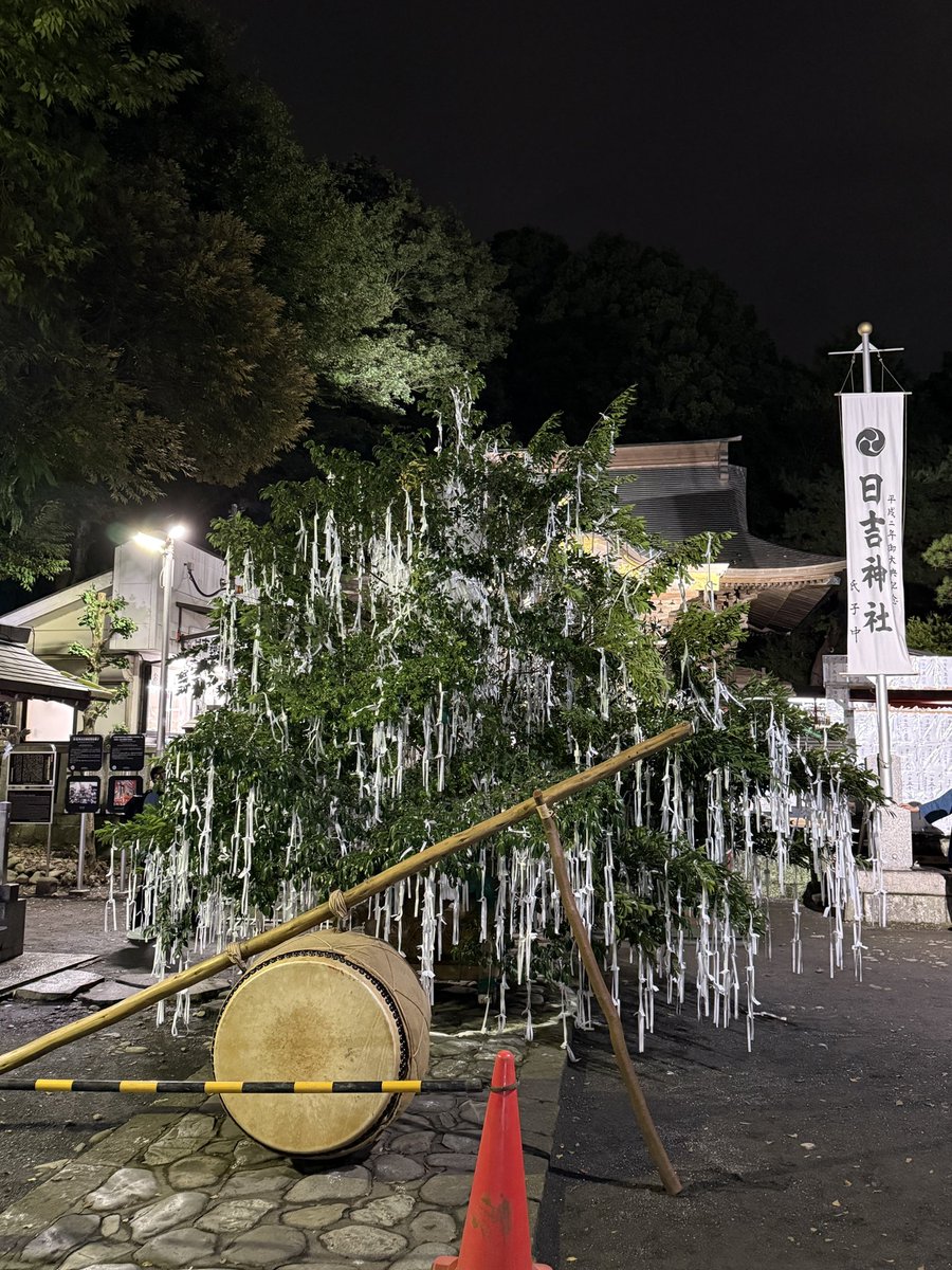準備万端の榊の神輿。
午後11時50分から渡御祭、午前0時より一番太鼓、午前0時10分に境内を出立し、町内巡行後、午前5時過ぎに境内に戻ってきます。