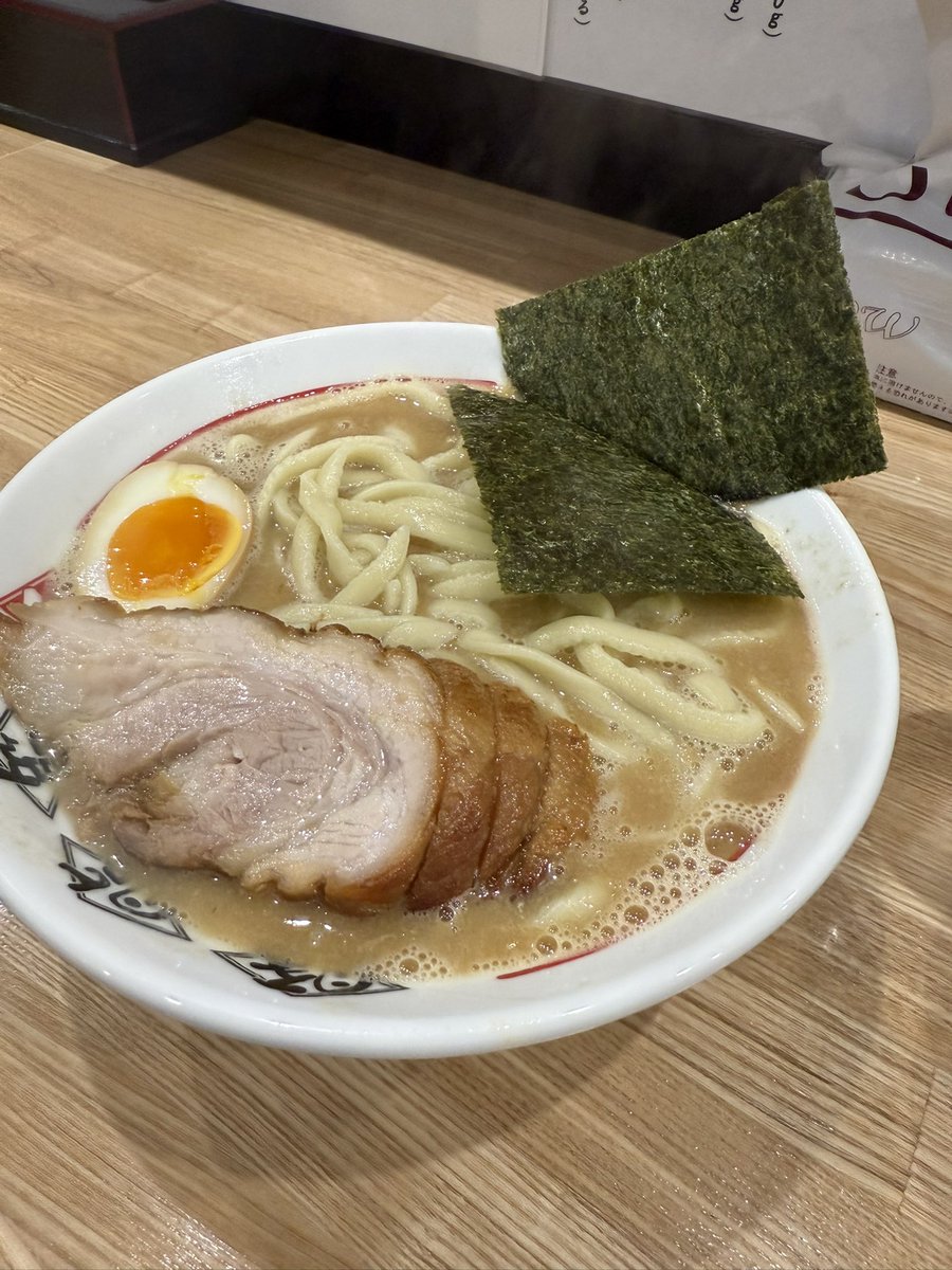 I5Sss's tweet photo. 2025/09/13
移転後やっとカウンター席に座って食べれました❤️‍🔥移転後は、こども連れての訪麺が多いため仕方ありませんが💦
いつも家族全員にご厚意ありがとうございます🙏

夏季限定のﾁﾘﾄﾏ納めできずに終わりそう😭

#ちばから郡山
#限定ﾒﾆｭｰで悩みがち
#油そば醤油とミニラーメン https://t.co/1O3ea3Ia2Q