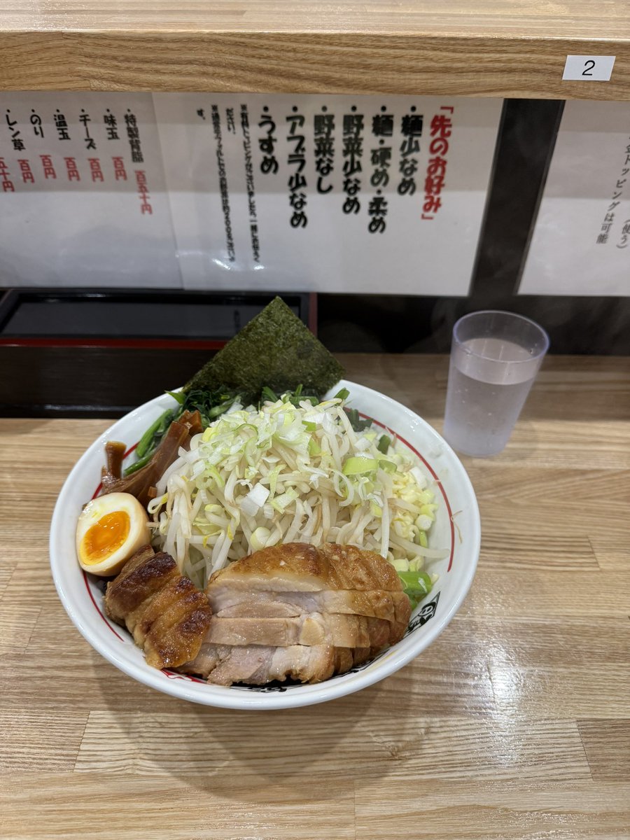 I5Sss's tweet photo. 2025/09/13
移転後やっとカウンター席に座って食べれました❤️‍🔥移転後は、こども連れての訪麺が多いため仕方ありませんが💦
いつも家族全員にご厚意ありがとうございます🙏

夏季限定のﾁﾘﾄﾏ納めできずに終わりそう😭

#ちばから郡山
#限定ﾒﾆｭｰで悩みがち
#油そば醤油とミニラーメン https://t.co/1O3ea3Ia2Q