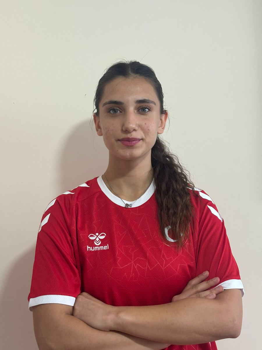 Hentbolda Milli gurur! 🇹🇷✨

U16 Erkeklerde antrenörümüz Ünal KAYA ve sporcumuz Hamza KARATAŞ,
U17 Kadınlarda sporcularımız Rümeysa TANLA &amp; Nisanur KARABAŞ,
U16 Kadın Kampında Beril ÇAKMAK! 👏

Ay-yıldızlı forma ile başarılar dileriz! 🌟