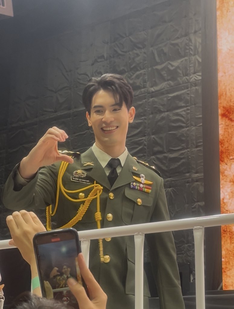 ATOMDEGIFT's tweet photo. ใช่ค่ะ แล้วเราก็เป็นศิลปินที่ชอบสนยูโรมากกกกกกก คือพี่สน พี่ยูโร น่ารักมากกกก ไม่พอ แฟนคลับกับพี่ๆทีมงานก็น่ารักอีก อันนี้ส่วนตัวพึ่งเคยเจอฟีลงานแบบนี้ มู้ดงาน คนร่วมงาน นักแสดง คือน่ารัก เริ่ดไปหมดเลย 🫶🫶✨ #สนยูโร #SHINESPACExSonEuro #ShineTheSeries https://t.co/jO6NTASFpK