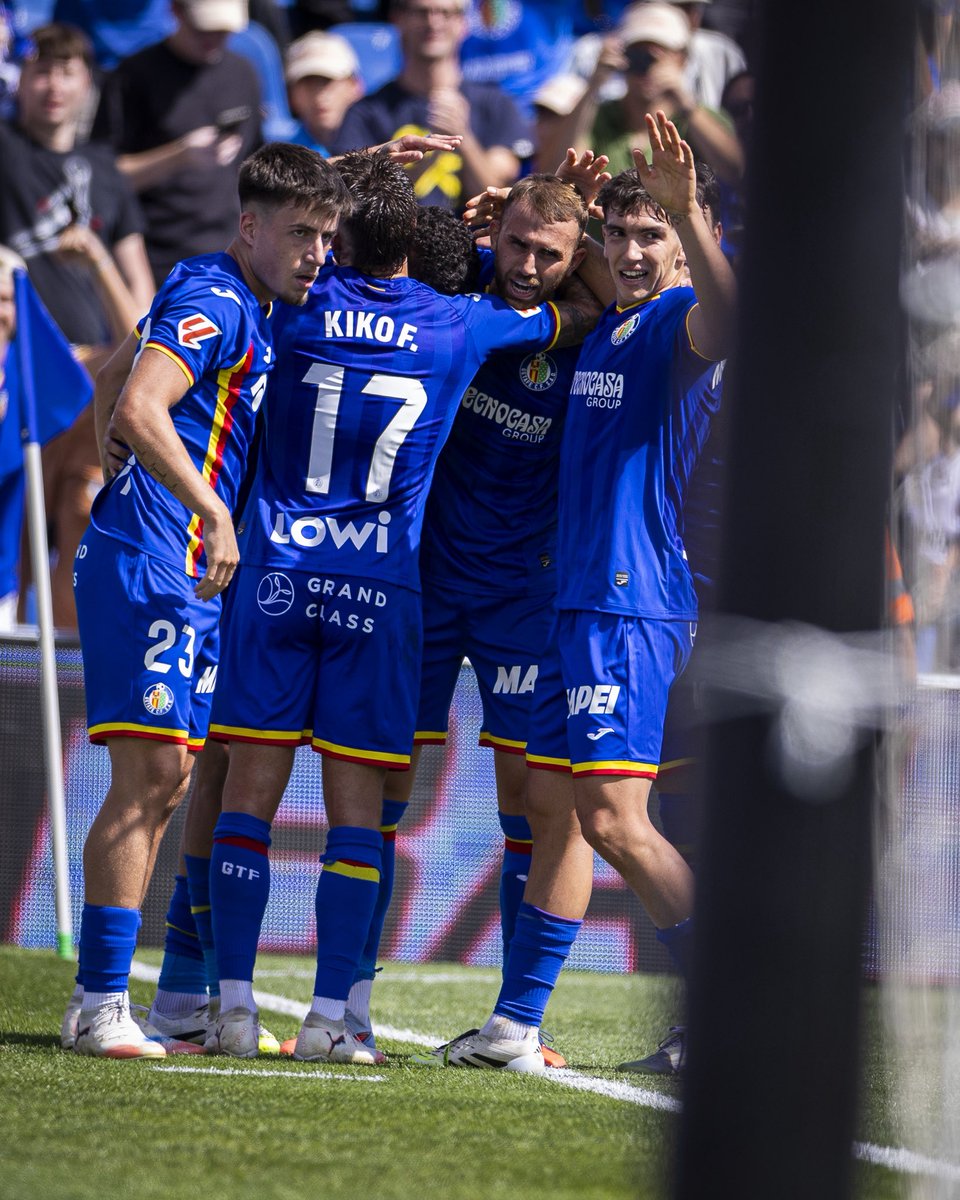 Es una jodida piña.

💙🍍