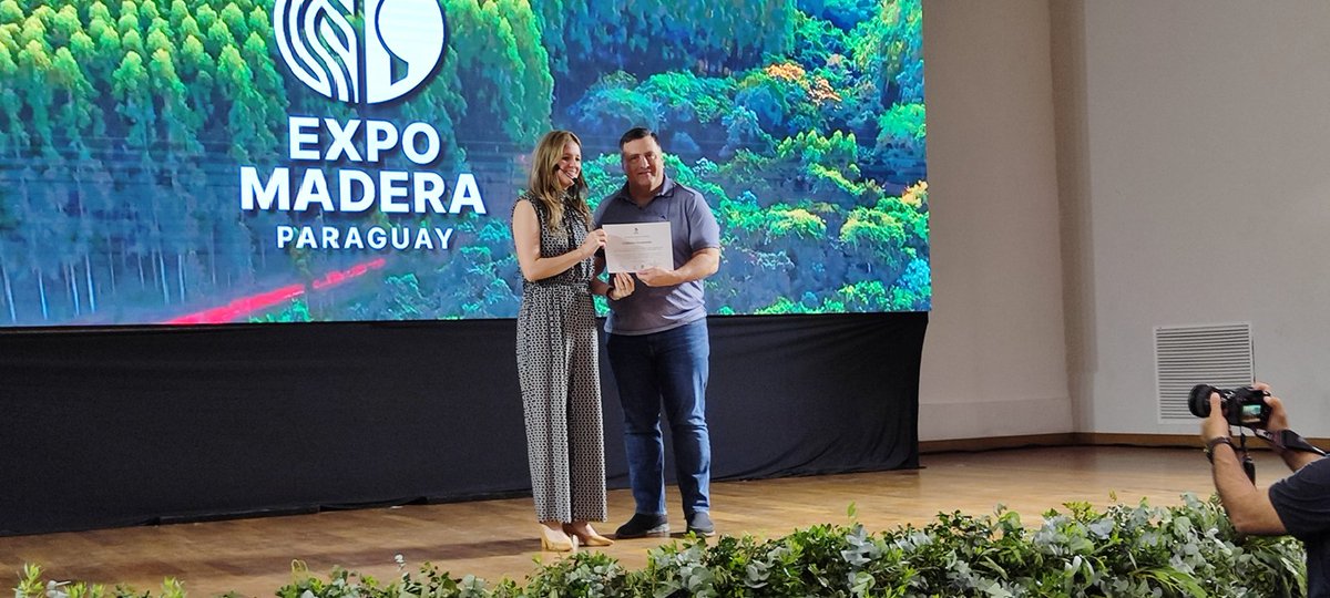 Fepama (@fepamapy) on Twitter photo 🌳✨ ¡Arrancó #ExpoMadera2025!
📊 La titular del <a href="/InfonaPy/">Instituto Forestal Nacional del Paraguay</a>, <a href="/cgoralewskih/">Cristina Goralewski</a>, presentó el informe actualizado del sector forestal.
🎤 Seguimos con charlas y paneles.
📍 Centro Cultural del Puerto – Asunción
🕙 Hoy hasta las 22
👉 Vení a conocer la madera 🪵 🌳✨ ¡Arrancó #ExpoMadera2025!
📊 La titular del <a href="/InfonaPy/">Instituto Forestal Nacional del Paraguay</a>, <a href="/cgoralewskih/">Cristina Goralewski</a>, presentó el informe actualizado del sector forestal.
🎤 Seguimos con charlas y paneles.
📍 Centro Cultural del Puerto – Asunción
🕙 Hoy hasta las 22
👉 Vení a conocer la madera 🪵