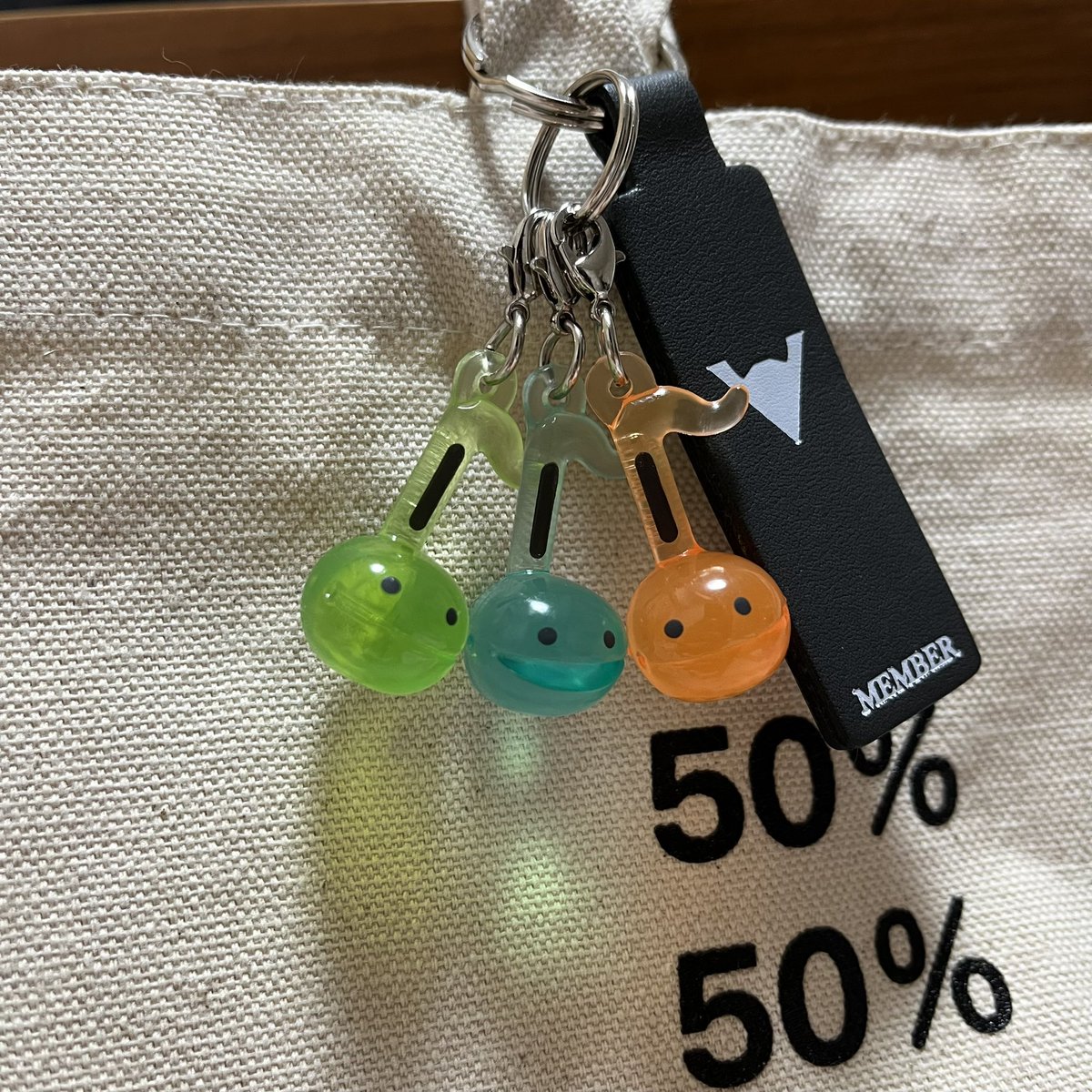 おたまガチャ、前回・前々回は逃してしまったけど、今回ついに回すことができたー！！
ちっこくて透き通ってて可愛すぎる🥰
早速推しグッズに付けました🫶