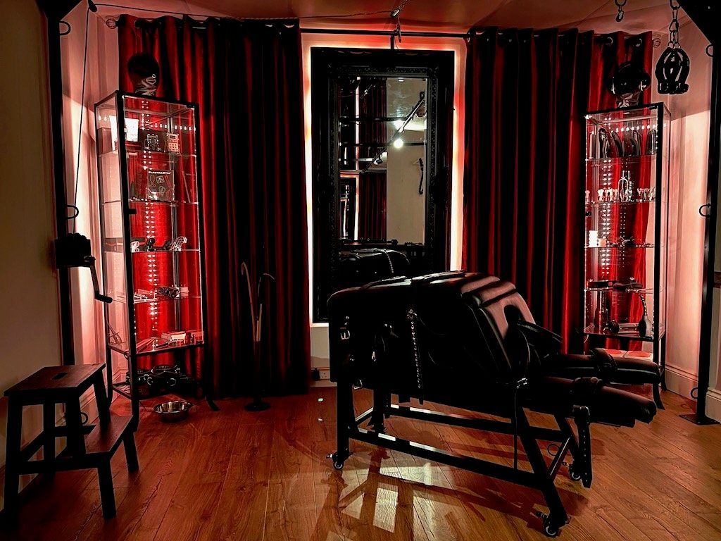 Fully equipped Fetters furnished Playroom draped in red velvet curtains, illuminated by strategic lighting, and adorned with mirrored walls and ceiling. Immaculately clean &amp; well maintained. Ideal for Professional Ladies, Private Hire &amp; #contentcreation tinyurl.com/DSStudiohire 💃