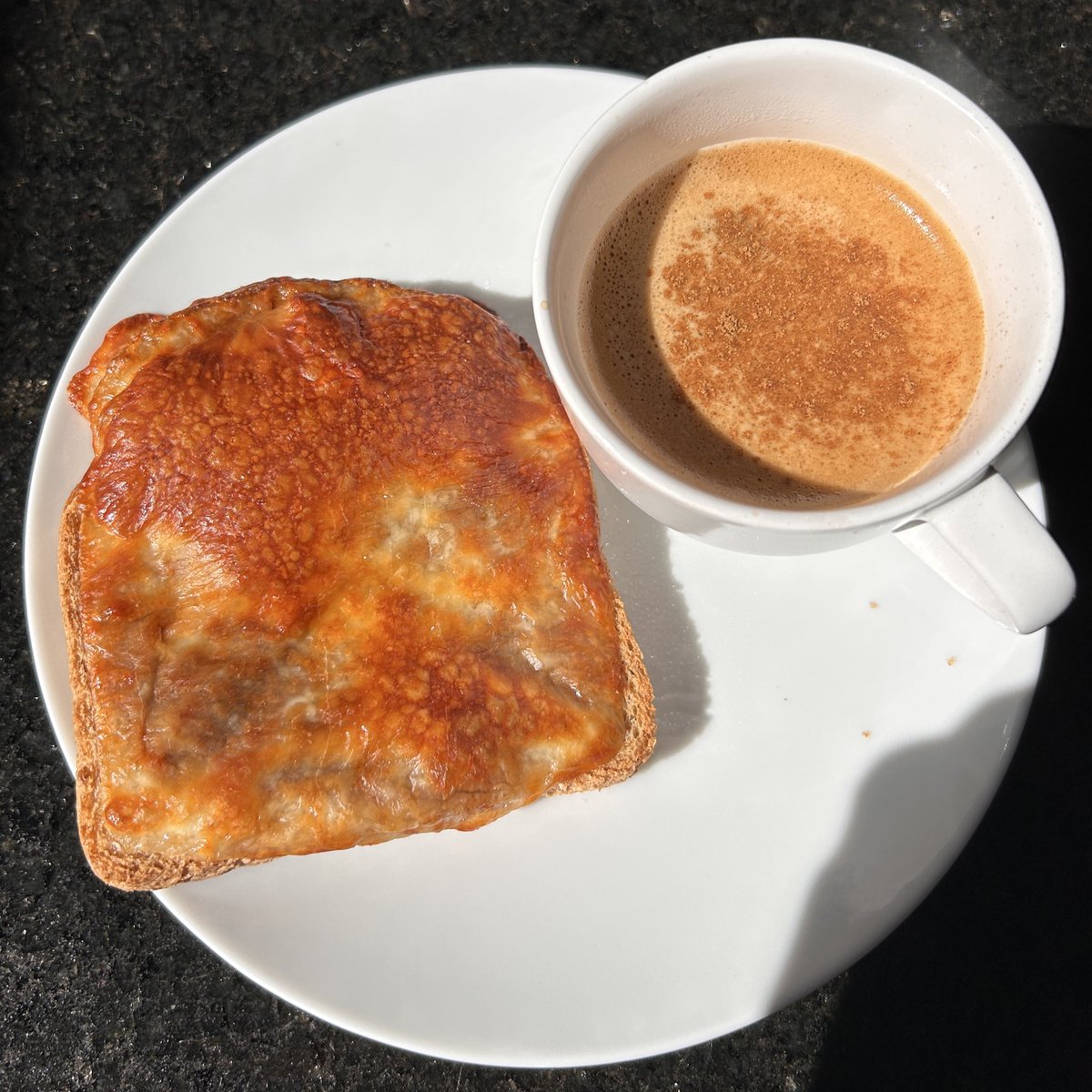 bom dia ed ☕️☀️ fiz pão com doce de leite e queijo!! ficou feio mas mtoo bom