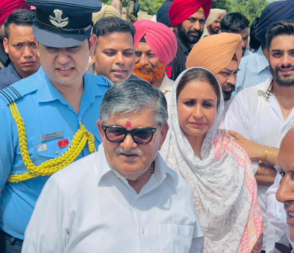 DaamanB's tweet photo. Hon’ble #GovernorPunjab Shri Gulab Chand Kataria Ji visited Shri Makror Sahib (Lehra) at the Ghaggar River today to review the situation. He was accompanied by Punjab Water Resources Minister Shri Varinder Goyal  Ji, @dc_sangrur Shri Rahul Chaba Ji and the administration. 

#PunjabFloods #PunjabFloods2025