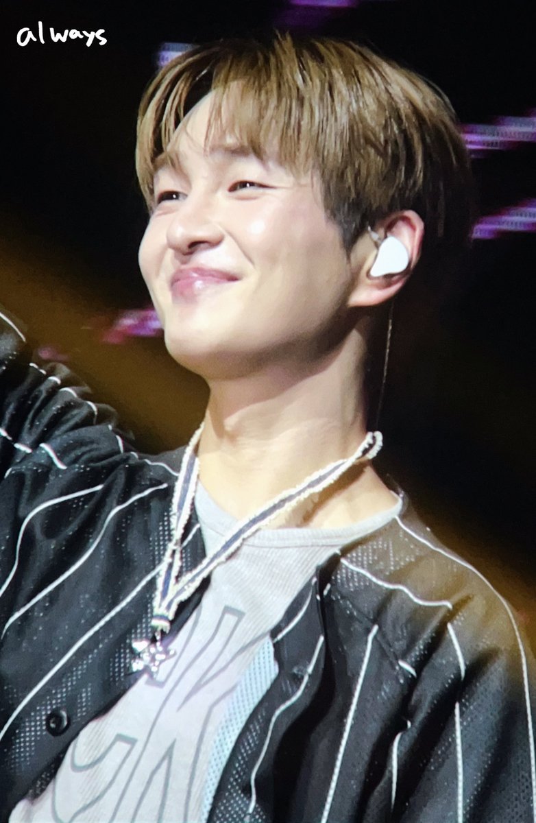always___1214's tweet photo. 250913 ONEW THE LIVE: PERCENT % in BANGKOK

(힘들었습니다... 진짜 마지막까지 참고 찍었어😭😭😭😭😭)

#온유 #ONEW #オンユ  #이진기 
#SHINee #샤이니 #PERCENT #ONEW_PERCENT
#퍼센트 #온유_퍼센트 #온유퍼센트 https://t.co/BwcPcTkbhx