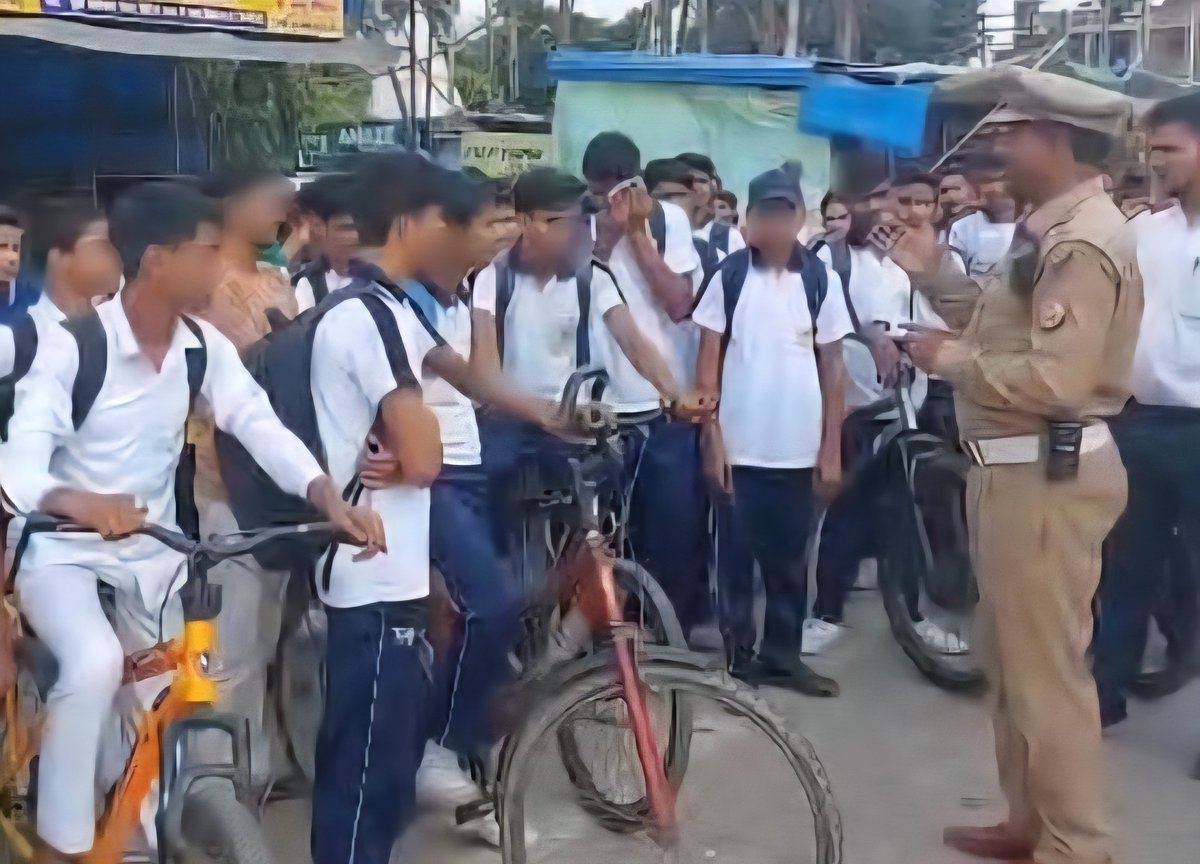 पुलिस अधीक्षक कन्नौज के निर्देशन में यातायात पुलिस कन्नौज द्वारा छिबरामऊ कस्बे में स्कूली छात्र छात्राओं को यातायात नियमों के प्रति जागरूक किया।