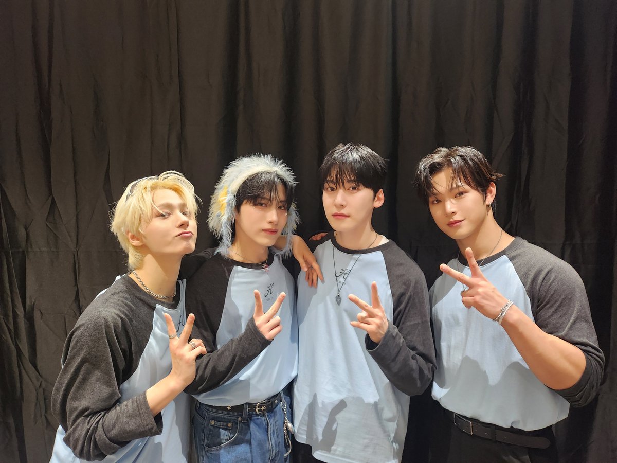 official_ONEUS's tweet photo. [#원어스] 

🌏 2025 ONEUS WORLD TOUR 
[H_OUR, US] in SEOUL 🌏

❤️‍🔥 DAY 1 ❤️‍🔥

좋아할 투문들을 생각하며 준비한
저희 무대 모두 잘 보셨나요? 🎪
기다려주신 만큼 더 열심히 준비한 오늘 🥳
아직 내일이 남았으니 더 즐겨봐요 ❣️

#ONEUS #H_OUR_US
#2025ONEUSWORLDTOUR
#ONEUSinSEOUL https://t.co/0PYoUon7Wv