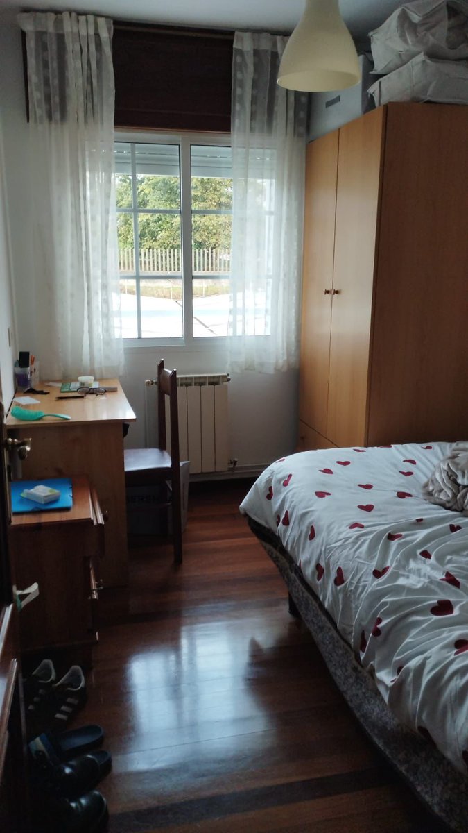 hola, buscamos conpañer@ de piso en santiago de compostela, zona con parada de bus (San Roque 16) a unos minutos andando y con varias líneas accesibles tanto campus Sur como campus Norte, a unos 10 minutos del casco histórico. Somos una estudiante de filología y otro de historia