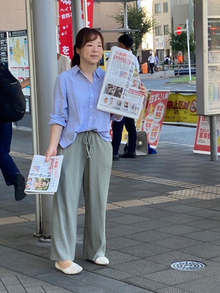 本日は調布駅で夕方宣伝📢
小雨が降ったり止んだりのお天気でしたが、お声がけも頂きました。「選挙中じゃないのに？」と聞かれたので「普段から宣伝してるんですよ〜」と対話👏
 #しんぶん赤旗日曜版 電子版がいよいよ10月から開始です！🙇✨

※写真は月曜朝の国領駅です。
#日本共産党 #田村ゆう子