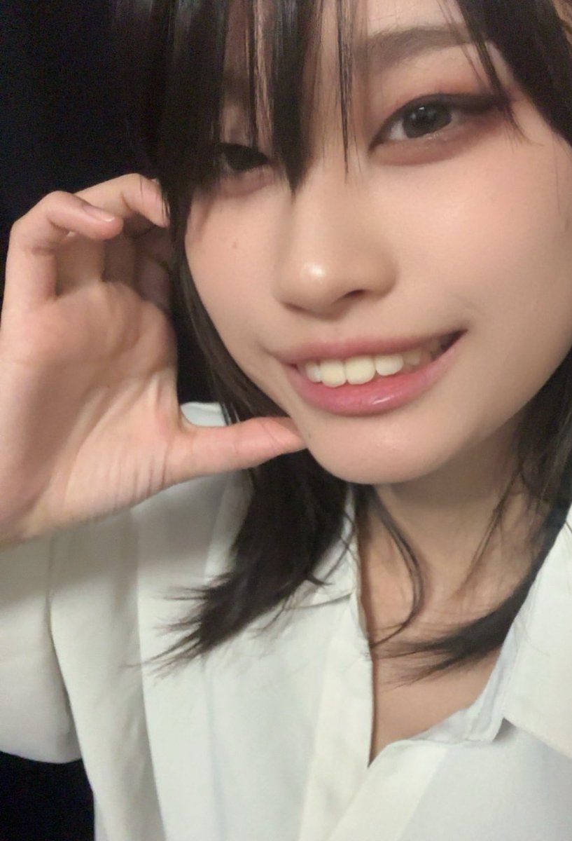 今日は(常連でよく行く店で濃いメイクもスッピンも大将は知ってるけど一応)面接だったからメイク薄いよ〜！

髪切ってから初めての写真かも