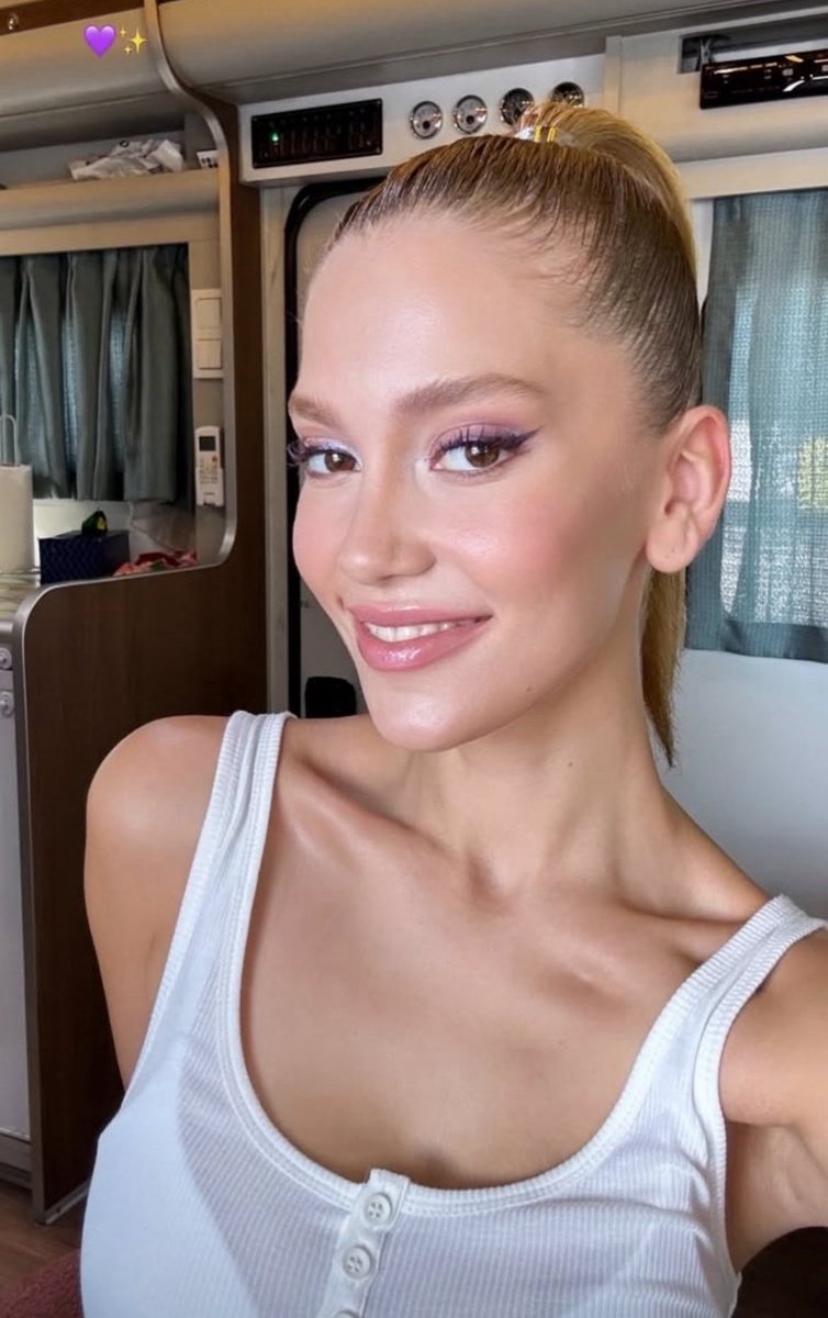 Tam bir Barbie bebekk💜🐥
#EcemSenaBayir