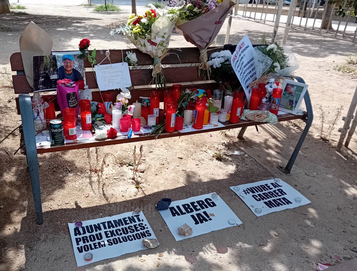 Quimaalbalate's tweet photo. Ha mort Milan assassinat als jardins de Francesc Macià a Vilanova. Esperançada en veure com tanta gent ha respós fora de crides oficials. Una persona amb discapacitat física i mental. Que descansi en pau i la seva mort remogui consciències. https://t.co/X9Durh3h50