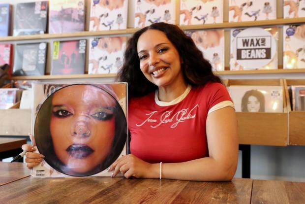 Look who's in Bury today! 
Jade meeting fans at Wax &amp; Beans, to celebrate the release of album 'That's Showbiz Baby' 
<a href="/jadethirlwall/">JADE</a> 
<a href="/waxandbeans/">Waxandbeans</a> 

LIVE UPDATES: burytimes.co.uk/news/25464484.…