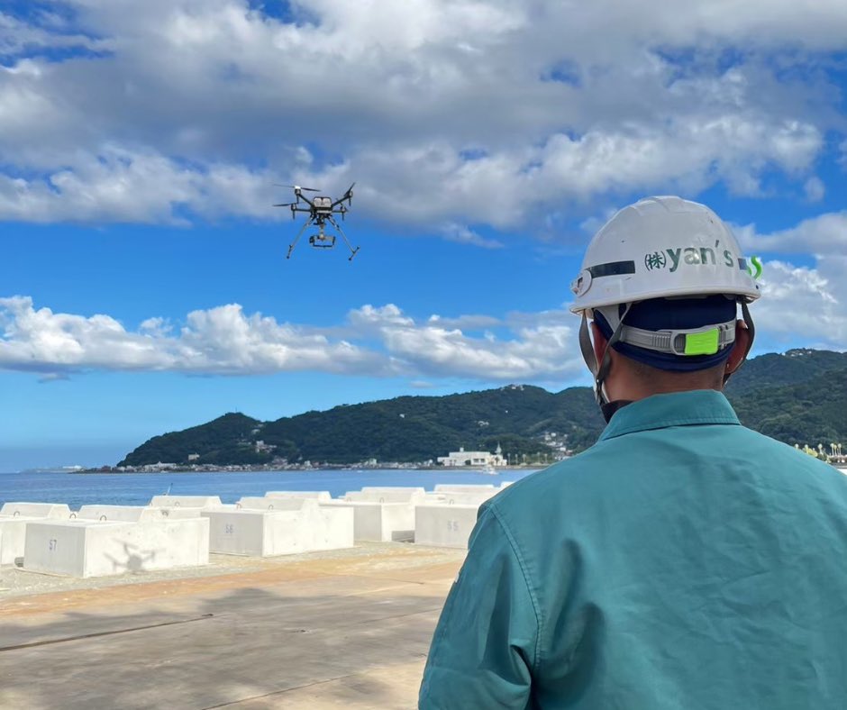 ドローンって風に弱いの？
実は、最新の産業用ドローンは風速10m/s程度まで
なら安定飛行が可能なんです。
もちろん、安全確認は必須ですが、以前よりも
ずっと現場で使いやすくなっています。
 #ドローン #建物調査 #建設DX #測量 #yans #静岡